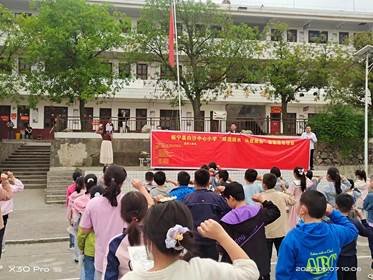 新宁县白沙镇中间小学开展防溺水宣誓签名运动