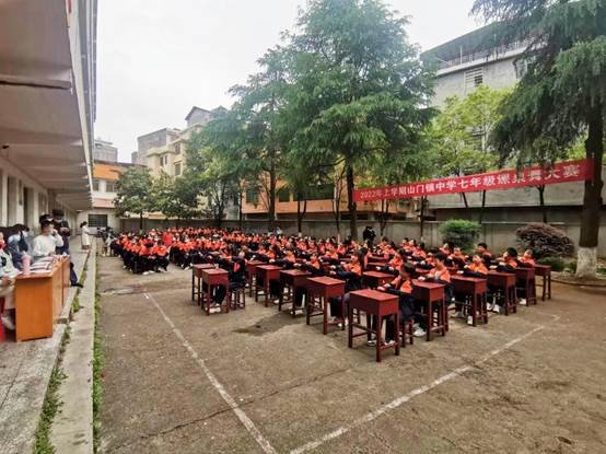 洞口县山门镇中学举办首届门生课桌舞比赛