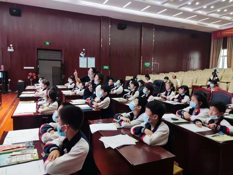 邵东城区四小数学课题组开展课题研讨运动