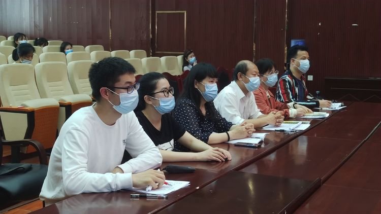 邵东城区四小数学课题组开展课题研讨运动