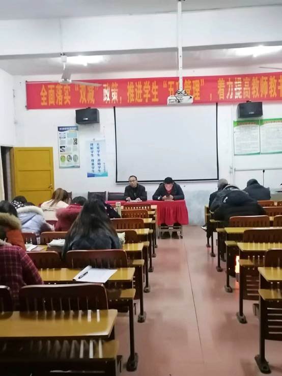 河伯乡中学召开“严守师德，清廉从教”座谈会