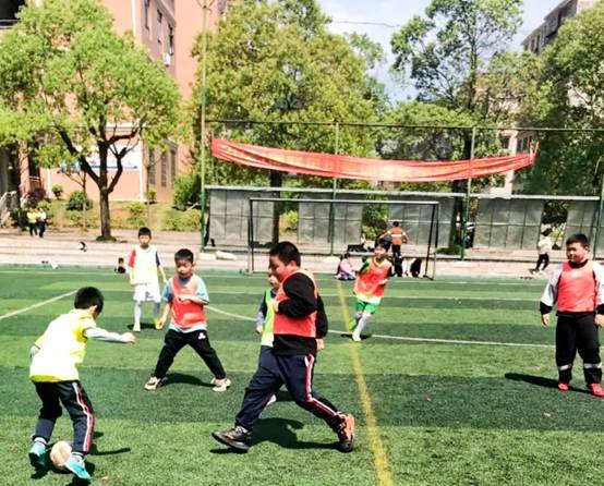 “四有”杯班级足球赛首日战报‖场均8球上演进球大战