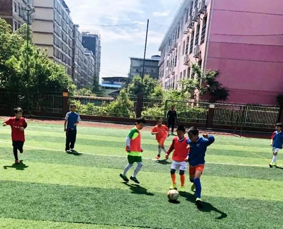 “四有”杯班级足球赛首日战报‖场均8球上演进球大战