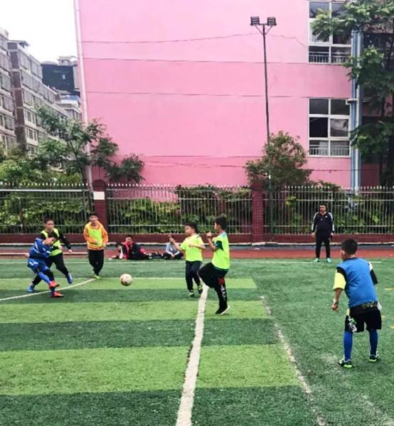“四有”杯班级足球赛首日战报‖场均8球上演进球大战