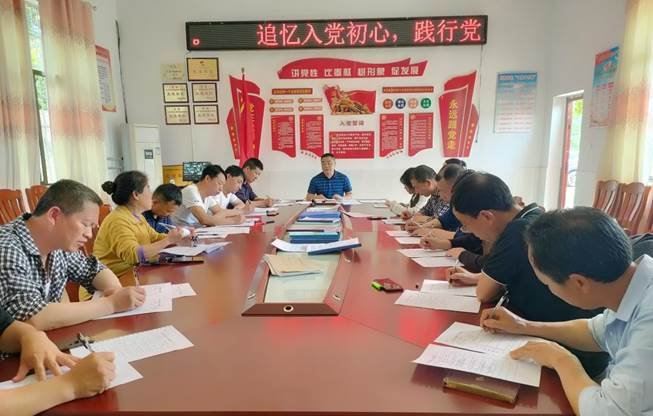 霞塘云中间完小联合支部开展4月份主题党日运动大会以“追忆入党初心，践行党员使命”为主题