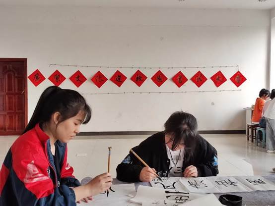 洞口四中举办“廉洁文化进校园”书法比赛运动