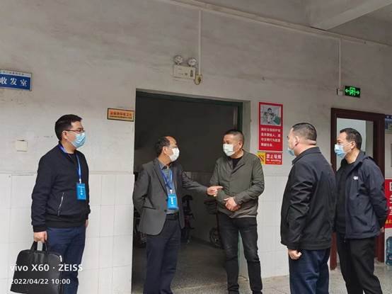 县向导深入洞口四中检查引导疫情防控工作
