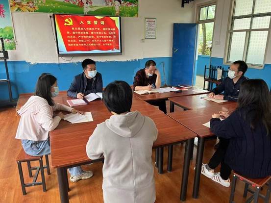 洞口县茶场黉舍主题党日开展“六零创建，党员做表率”运动