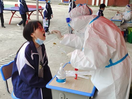 筑牢校园疫情防控堡垒——金称市镇中学开展第二次师生全员核酸检测