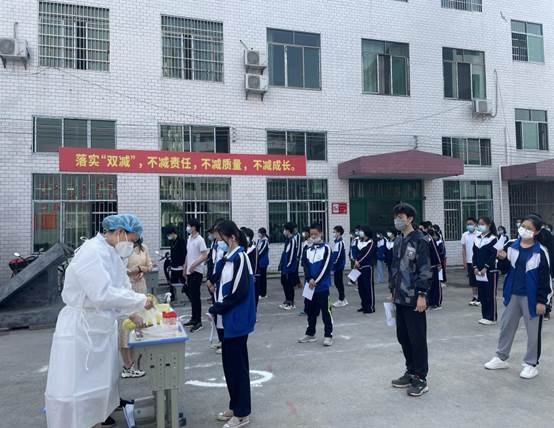 勤检勤测防疫情，严管严控保安全——洞口县高沙镇中学开展第三次全员核酸检测