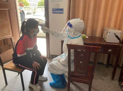 新邵县严塘中学举行疫情防控演练确保师生身体健康安全