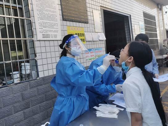 核酸检测进校园，筑牢安全防疫线—— 洞口县管竹中学全体师生进行核酸检测