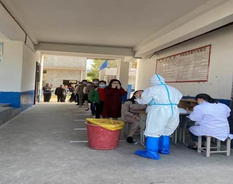 新邵县严塘镇中学全体师生开展核酸检测工作