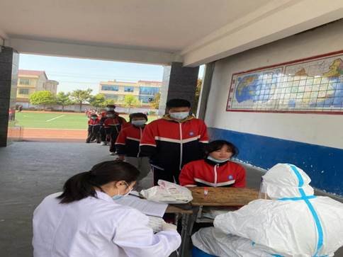 新邵县严塘镇中学全体师生开展核酸检测工作