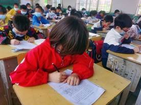 邵阳县下花桥镇中间完全小学开展交通安全教育主题班会