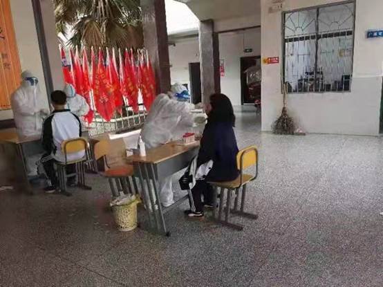 洞口四中有序开展师生核酸抽检工作