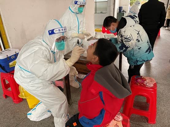 核酸检测入校园 筑牢校园安全墙——武冈市小学开展核酸检测常态化抽测工作