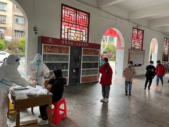 核酸检测入校园 筑牢校园安全墙——武冈市小学开展核酸检测常态化抽测工作