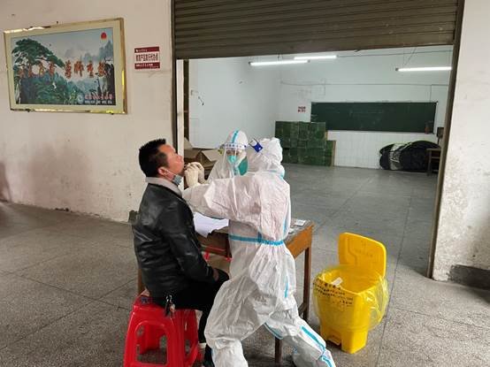 核酸检测入校园 筑牢校园安全墙——武冈市小学开展核酸检测常态化抽测工作
