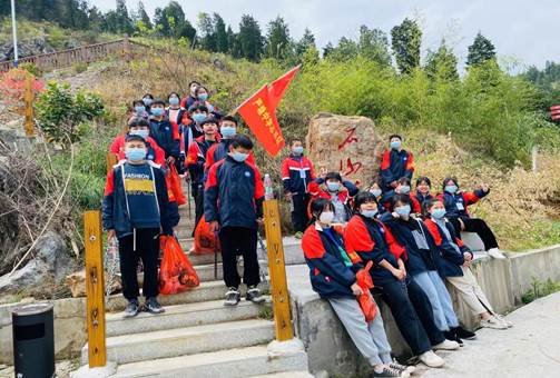 新邵县严塘中学开展“学雷锋，见举措”自愿者服务运动