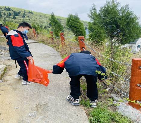新邵县严塘中学开展“学雷锋，见举措”自愿者服务运动