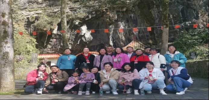 春晖拾趣   凝心聚力—新宁县清江桥乡水口小学开展“三八”妇女节春游运动