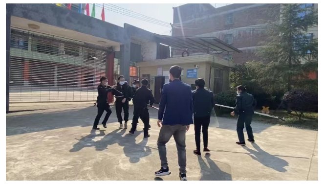 新宁县回龙寺镇中间幼儿园开展防暴练习运动