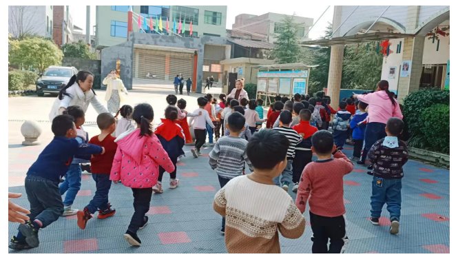 新宁县回龙寺镇中间幼儿园开展防暴练习运动