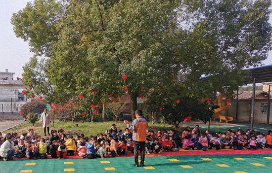 新宁县白沙中间幼儿园开展消防安全演练运动