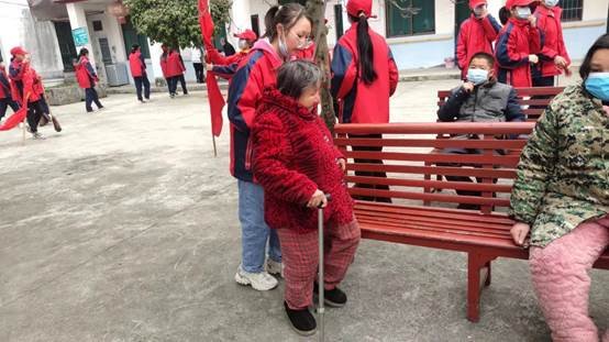 山门镇中学组织学雷锋运动把温暖送到老人心中