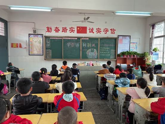 红星小学开展“学雷锋，树新风”主题班队运动