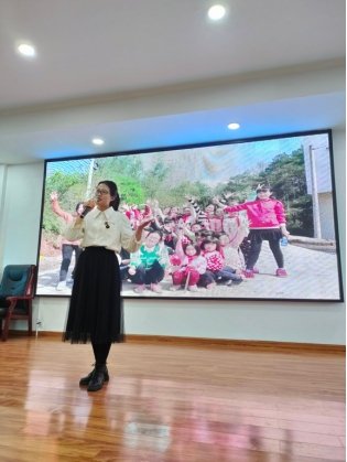 新宁县解放小学举行“三八”妇女节教师演讲比赛运动