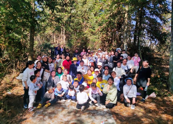 枝头春意闹，欢度妇女节——洞口县山门镇市镇完小三八妇女节爬山运动