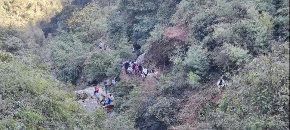 巾帼心向党 重走长征路--横溪中学开展庆“三八”国际妇女节运动