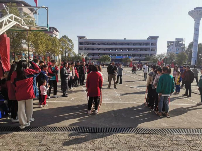 洞口四中隆重开展“三八”节主题运动