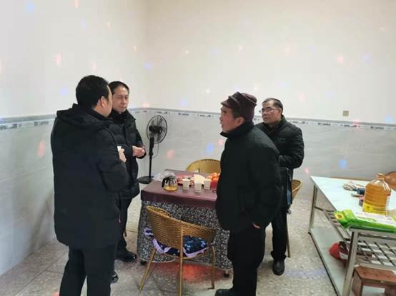 洞口四中春节前夕走访慰问退休教工