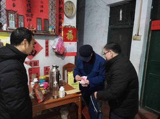 洞口四中春节前夕走访慰问退休教工