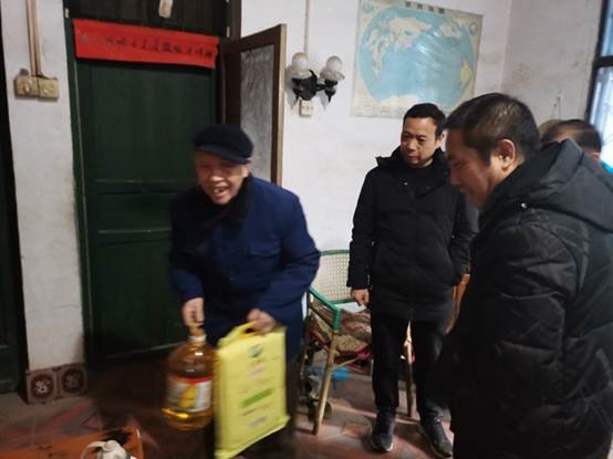 洞口四中春节前夕走访慰问退休教工