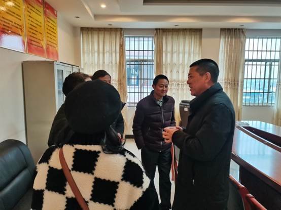 县教育局向导来洞口四中慰问困难教工