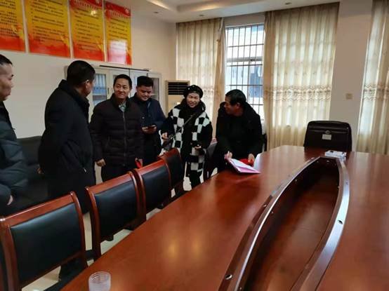 县教育局向导来洞口四中慰问困难教工