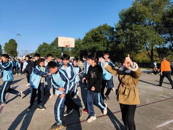 洞口县管竹中学拔河比赛圆满结束