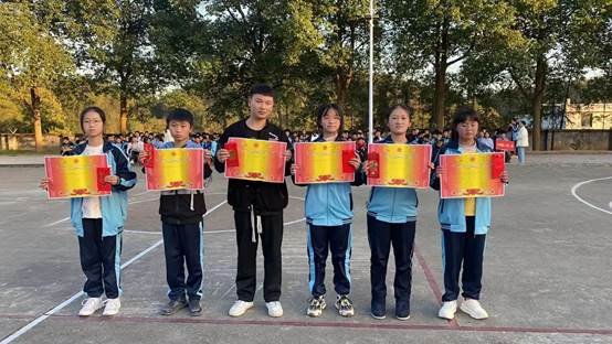 洞口县管竹中学拔河比赛圆满结束