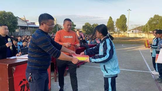 洞口县管竹中学拔河比赛圆满结束
