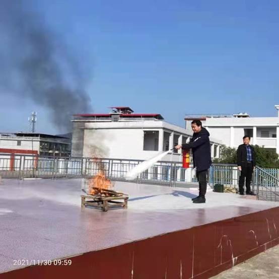 黄龙镇中间小学举行消防应急疏散演练运动