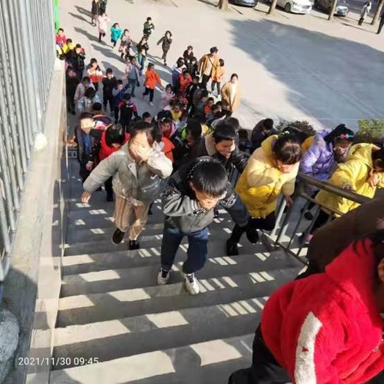 黄龙镇中间小学举行消防应急疏散演练运动