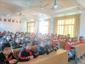 新宁县白沙镇中间小学开展“宪法晨读”运动