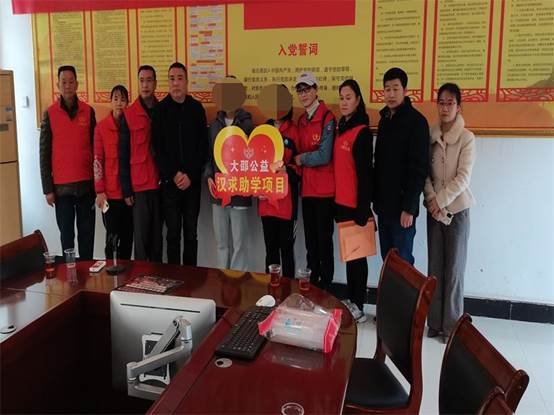 洞口四中两学子获汉求助学基金