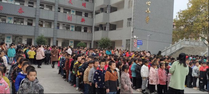 高沙镇中间小学举行应急消防疏散演练