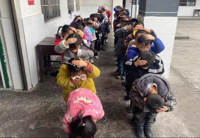 高沙镇中间小学举行应急消防疏散演练