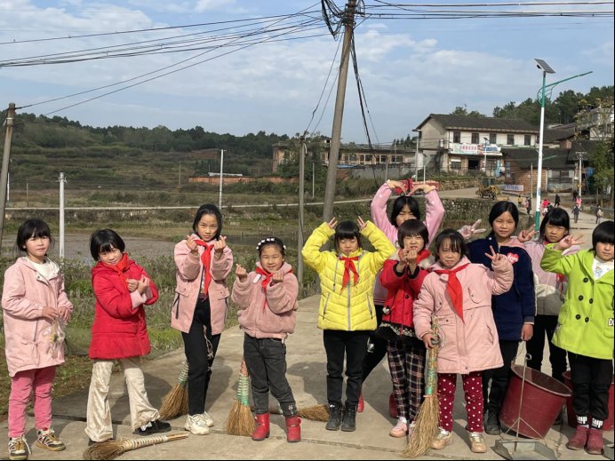 新建中学“冬日清扫，鲜艳周边”